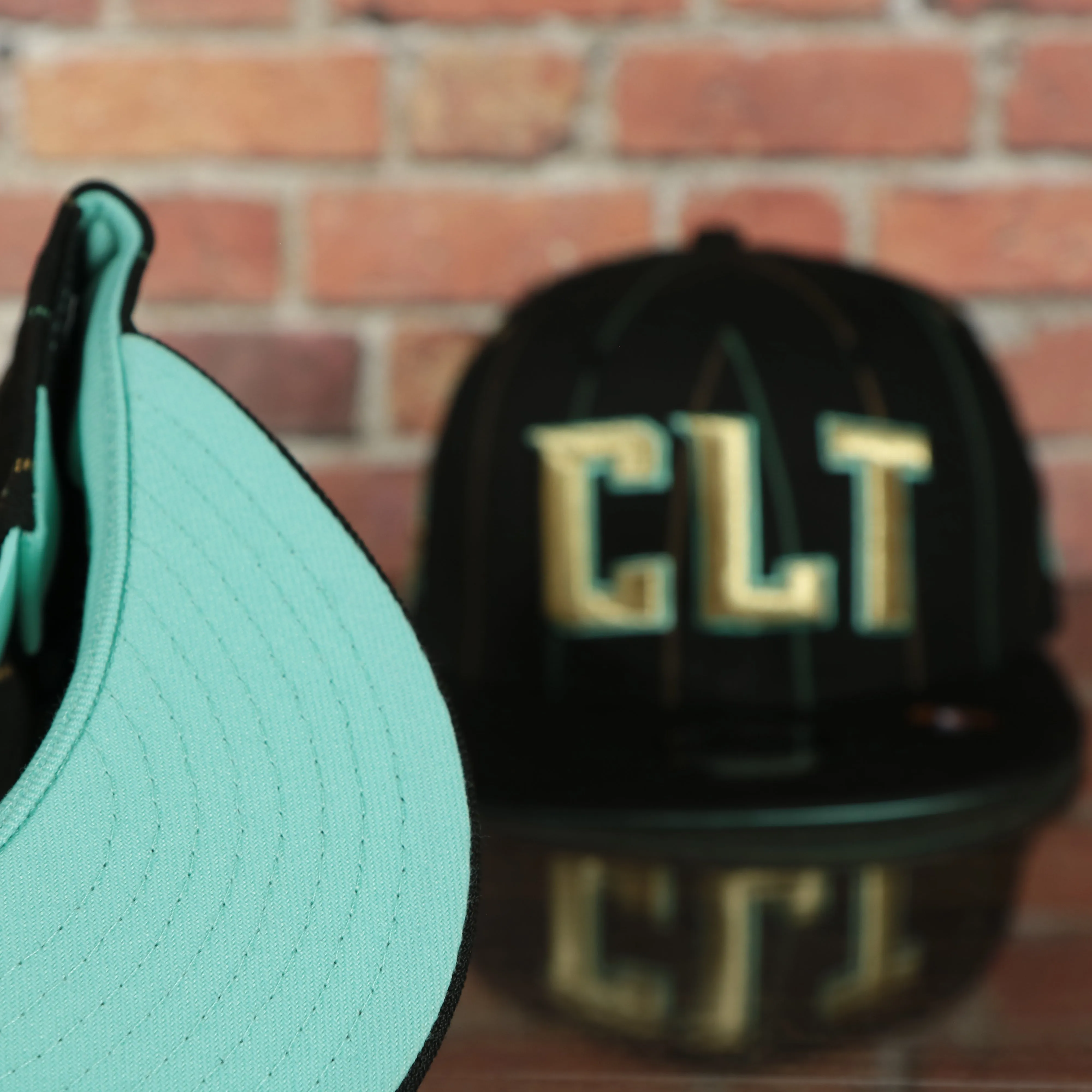 Charlotte Hornets 2022 City Edition CLT Logo Teal Bottom Youth 9Fifty Side Patch Snapback Cap | New Era, Black